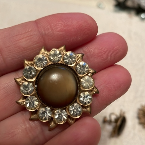 Vintage Pin and clip earring set. Flower design with brown center. Gold toned. - Picture 6 of 7